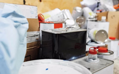 Sondermüll bei einer Entrümpelung: Farben, Chemikalien und Elektrogeräte richtig entsorgen
